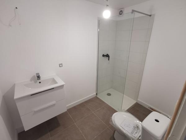 Esparron (83560) Maison de village avec cour et terrasse