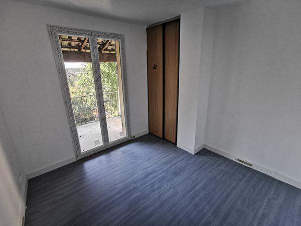 Esparron (83560) Maison de village avec cour et terrasse