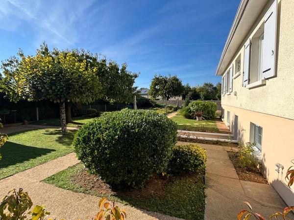 Maison de 132 m 2 à Neuville De Poitou , 4 chambres , jardin de 760m2 , garage ,cave