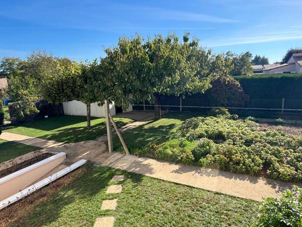 Maison de 132 m 2 à Neuville De Poitou , 4 chambres , jardin de 760m2 , garage ,cave