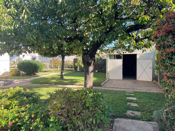 Maison de 132 m 2 à Neuville De Poitou , 4 chambres , jardin de 760m2 , garage ,cave