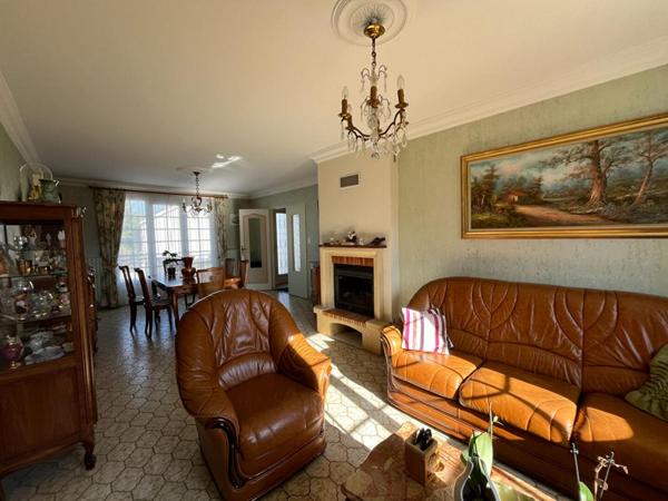 Maison de 132 m 2 à Neuville De Poitou , 4 chambres , jardin de 760m2 , garage ,cave