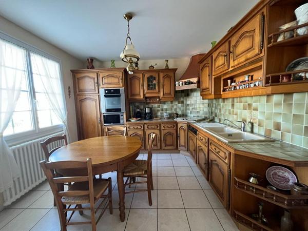 Maison de 132 m 2 à Neuville De Poitou , 4 chambres , jardin de 760m2 , garage ,cave