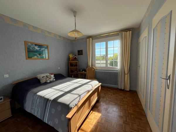 Maison de 132 m 2 à Neuville De Poitou , 4 chambres , jardin de 760m2 , garage ,cave