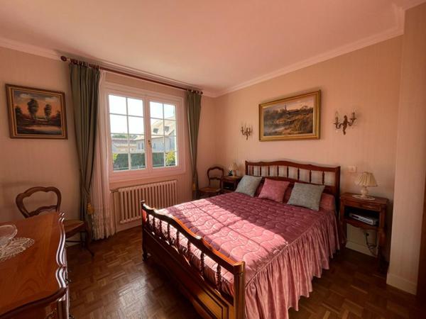 Maison de 132 m 2 à Neuville De Poitou , 4 chambres , jardin de 760m2 , garage ,cave