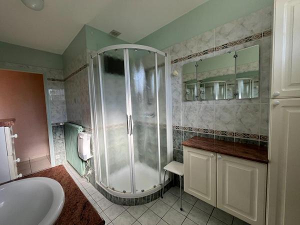 Maison de 132 m 2 à Neuville De Poitou , 4 chambres , jardin de 760m2 , garage ,cave