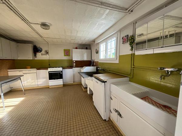 Maison de 132 m 2 à Neuville De Poitou , 4 chambres , jardin de 760m2 , garage ,cave