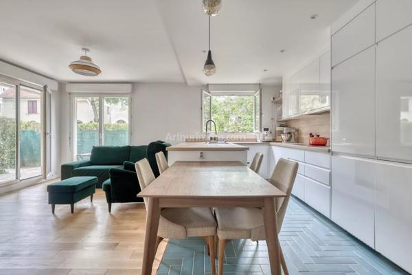 Vente                                                      Appartement
                        
                     3 pièces                      65 m2                     à Nogent-sur-Marne
