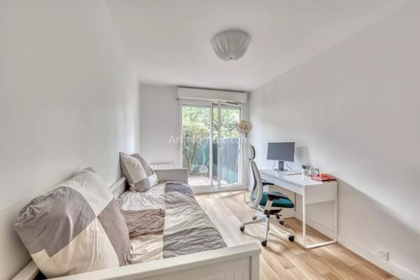 Vente                                                      Appartement
                        
                     3 pièces                      65 m2                     à Nogent-sur-Marne