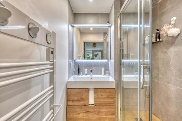 Vente                                                      Appartement
                        
                     3 pièces                      65 m2                     à Nogent-sur-Marne
