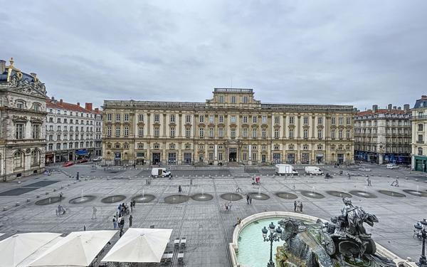 Appartement à vendre    2 pièces • 49 m2 Lyon 1