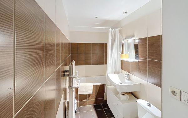 Appartement à vendre    2 pièces • 49 m2 Lyon 1