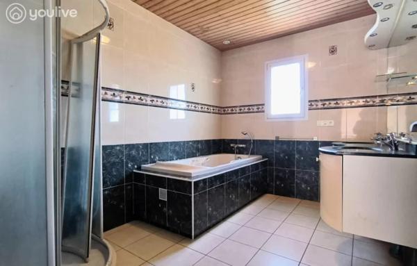 MAISON 4 CHAMBRES – PISCINE CHAUFFÉE – GRAND GARAGE – ENVIRONNEMENT NATURE