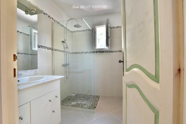 Meyreuil (13590) Maison familiale à MEYREUIL de 223 m2 constituée actuellement de 3 logements sur sa parcelle de 4000 m2