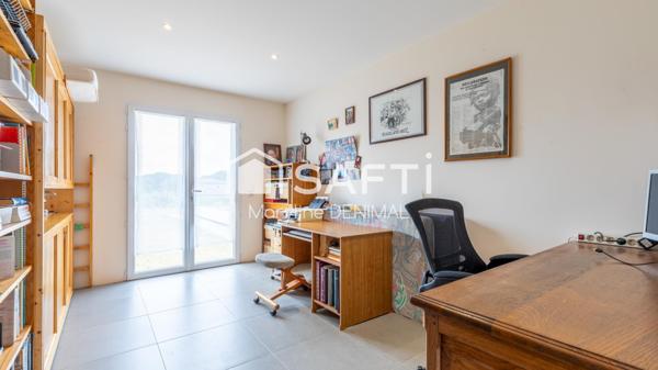 Magnifique propriété, dans un cadre de verdure au calme absolu!