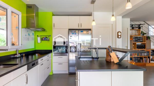 Magnifique propriété, dans un cadre de verdure au calme absolu!