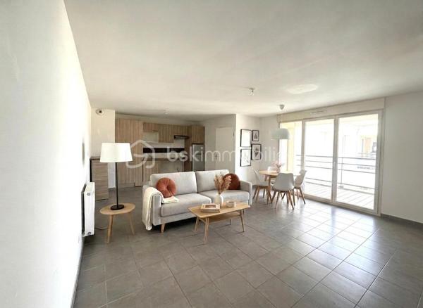 Appartement 4 pièces avec terrasse, parking et suite parentale – Centre-ville de Rambouillet

Idéalement situé en plein cœur de Rambouillet, dans une résidence récente et sécurisée de 2015, venez découvrir ce bel appartement de 
4 pièces situé au 2ᵉ étage avec ascenseur.

Dès l’entrée, vous serez séduit par sa lumineuse pièce de vie de 33 m² avec cuisine ouverte, offrant un espace convivial et fonctionnel. Le séjour s’ouvre sur une agréable terrasse, idéale pour profiter des beaux jours.

L’espace nuit se compose de trois chambres, dont une véritable suite parentale avec sa salle d’eau privative et son dressing. 
Une salle de bains indépendante ainsi qu’un WC séparé complètent l’ensemble.

Pour votre confort au quotidien, l’appartement dispose d’un chauffage individuel au gaz, de deux places de stationnement en sous-sol sécurisé et d’un ascenseur desservant les étages.

Son emplacement privilégié vous permet de rejoindre à pied les commerces, les écoles et la gare de Rambouillet en seulement 10 minutes, offrant un accès pratique vers Paris et les principales commodités.

Contactez Shérazde Belattar dès aujourd'hui pour plus d'informations ou pour organiser une visite !

VISITES POSSIBLES 7 JOURS / 7