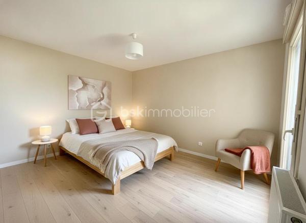 Appartement 4 pièces avec terrasse, parking et suite parentale – Centre-ville de Rambouillet

Idéalement situé en plein cœur de Rambouillet, dans une résidence récente et sécurisée de 2015, venez découvrir ce bel appartement de 
4 pièces situé au 2ᵉ étage avec ascenseur.

Dès l’entrée, vous serez séduit par sa lumineuse pièce de vie de 33 m² avec cuisine ouverte, offrant un espace convivial et fonctionnel. Le séjour s’ouvre sur une agréable terrasse, idéale pour profiter des beaux jours.

L’espace nuit se compose de trois chambres, dont une véritable suite parentale avec sa salle d’eau privative et son dressing. 
Une salle de bains indépendante ainsi qu’un WC séparé complètent l’ensemble.

Pour votre confort au quotidien, l’appartement dispose d’un chauffage individuel au gaz, de deux places de stationnement en sous-sol sécurisé et d’un ascenseur desservant les étages.

Son emplacement privilégié vous permet de rejoindre à pied les commerces, les écoles et la gare de Rambouillet en seulement 10 minutes, offrant un accès pratique vers Paris et les principales commodités.

Contactez Shérazde Belattar dès aujourd'hui pour plus d'informations ou pour organiser une visite !

VISITES POSSIBLES 7 JOURS / 7