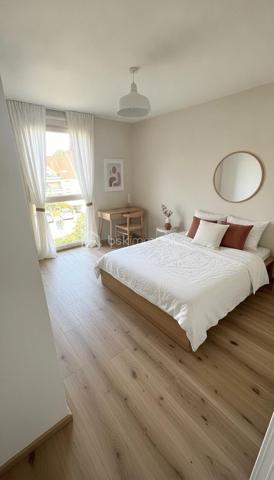 Appartement 4 pièces avec terrasse, parking et suite parentale – Centre-ville de Rambouillet

Idéalement situé en plein cœur de Rambouillet, dans une résidence récente et sécurisée de 2015, venez découvrir ce bel appartement de 
4 pièces situé au 2ᵉ étage avec ascenseur.

Dès l’entrée, vous serez séduit par sa lumineuse pièce de vie de 33 m² avec cuisine ouverte, offrant un espace convivial et fonctionnel. Le séjour s’ouvre sur une agréable terrasse, idéale pour profiter des beaux jours.

L’espace nuit se compose de trois chambres, dont une véritable suite parentale avec sa salle d’eau privative et son dressing. 
Une salle de bains indépendante ainsi qu’un WC séparé complètent l’ensemble.

Pour votre confort au quotidien, l’appartement dispose d’un chauffage individuel au gaz, de deux places de stationnement en sous-sol sécurisé et d’un ascenseur desservant les étages.

Son emplacement privilégié vous permet de rejoindre à pied les commerces, les écoles et la gare de Rambouillet en seulement 10 minutes, offrant un accès pratique vers Paris et les principales commodités.

Contactez Shérazde Belattar dès aujourd'hui pour plus d'informations ou pour organiser une visite !

VISITES POSSIBLES 7 JOURS / 7