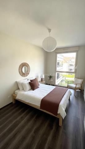 Appartement 4 pièces avec terrasse, parking et suite parentale – Centre-ville de Rambouillet

Idéalement situé en plein cœur de Rambouillet, dans une résidence récente et sécurisée de 2015, venez découvrir ce bel appartement de 
4 pièces situé au 2ᵉ étage avec ascenseur.

Dès l’entrée, vous serez séduit par sa lumineuse pièce de vie de 33 m² avec cuisine ouverte, offrant un espace convivial et fonctionnel. Le séjour s’ouvre sur une agréable terrasse, idéale pour profiter des beaux jours.

L’espace nuit se compose de trois chambres, dont une véritable suite parentale avec sa salle d’eau privative et son dressing. 
Une salle de bains indépendante ainsi qu’un WC séparé complètent l’ensemble.

Pour votre confort au quotidien, l’appartement dispose d’un chauffage individuel au gaz, de deux places de stationnement en sous-sol sécurisé et d’un ascenseur desservant les étages.

Son emplacement privilégié vous permet de rejoindre à pied les commerces, les écoles et la gare de Rambouillet en seulement 10 minutes, offrant un accès pratique vers Paris et les principales commodités.

Contactez Shérazde Belattar dès aujourd'hui pour plus d'informations ou pour organiser une visite !

VISITES POSSIBLES 7 JOURS / 7
