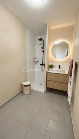 Appartement 4 pièces avec terrasse, parking et suite parentale – Centre-ville de Rambouillet

Idéalement situé en plein cœur de Rambouillet, dans une résidence récente et sécurisée de 2015, venez découvrir ce bel appartement de 
4 pièces situé au 2ᵉ étage avec ascenseur.

Dès l’entrée, vous serez séduit par sa lumineuse pièce de vie de 33 m² avec cuisine ouverte, offrant un espace convivial et fonctionnel. Le séjour s’ouvre sur une agréable terrasse, idéale pour profiter des beaux jours.

L’espace nuit se compose de trois chambres, dont une véritable suite parentale avec sa salle d’eau privative et son dressing. 
Une salle de bains indépendante ainsi qu’un WC séparé complètent l’ensemble.

Pour votre confort au quotidien, l’appartement dispose d’un chauffage individuel au gaz, de deux places de stationnement en sous-sol sécurisé et d’un ascenseur desservant les étages.

Son emplacement privilégié vous permet de rejoindre à pied les commerces, les écoles et la gare de Rambouillet en seulement 10 minutes, offrant un accès pratique vers Paris et les principales commodités.

Contactez Shérazde Belattar dès aujourd'hui pour plus d'informations ou pour organiser une visite !

VISITES POSSIBLES 7 JOURS / 7