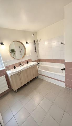 Appartement 4 pièces avec terrasse, parking et suite parentale – Centre-ville de Rambouillet

Idéalement situé en plein cœur de Rambouillet, dans une résidence récente et sécurisée de 2015, venez découvrir ce bel appartement de 
4 pièces situé au 2ᵉ étage avec ascenseur.

Dès l’entrée, vous serez séduit par sa lumineuse pièce de vie de 33 m² avec cuisine ouverte, offrant un espace convivial et fonctionnel. Le séjour s’ouvre sur une agréable terrasse, idéale pour profiter des beaux jours.

L’espace nuit se compose de trois chambres, dont une véritable suite parentale avec sa salle d’eau privative et son dressing. 
Une salle de bains indépendante ainsi qu’un WC séparé complètent l’ensemble.

Pour votre confort au quotidien, l’appartement dispose d’un chauffage individuel au gaz, de deux places de stationnement en sous-sol sécurisé et d’un ascenseur desservant les étages.

Son emplacement privilégié vous permet de rejoindre à pied les commerces, les écoles et la gare de Rambouillet en seulement 10 minutes, offrant un accès pratique vers Paris et les principales commodités.

Contactez Shérazde Belattar dès aujourd'hui pour plus d'informations ou pour organiser une visite !

VISITES POSSIBLES 7 JOURS / 7
