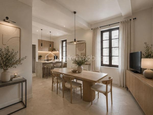 À quelques pas du centre-ville et de l'ensemble des commodités, cet appartement d'environ 96 m² prend place au premier étage d'une copropriété. Il séduit par ses beaux volumes, sa luminosité et sa belle hauteur sous plafond.

Configuré actuellement en T3/4, il offre de nombreuses possibilités d'aménagement selon vos besoins. Une terrasse exposée plein sud d'environ 20 m² permet de profiter pleinement des extérieurs.

Une cave complète l'ensemble.

Des travaux de rénovation sont à prévoir, laissant l'opportunité de repenser entièrement les espaces et de valoriser tout le potentiel de ce bien idéalement situé dans un secteur recherché.