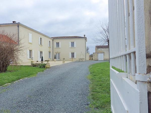 Demeure de prestige 10 pièces 335 m2 dépendances et parc 3735 m2