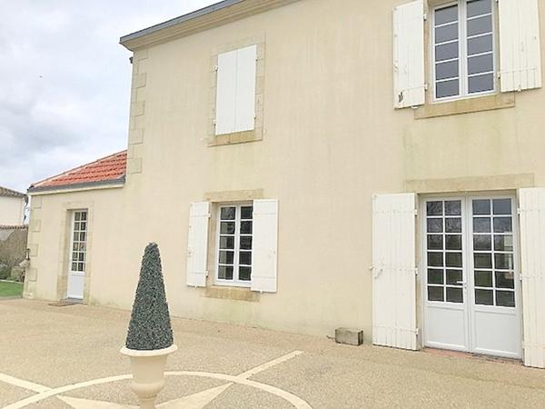 Demeure de prestige 10 pièces 335 m2 dépendances et parc 3735 m2