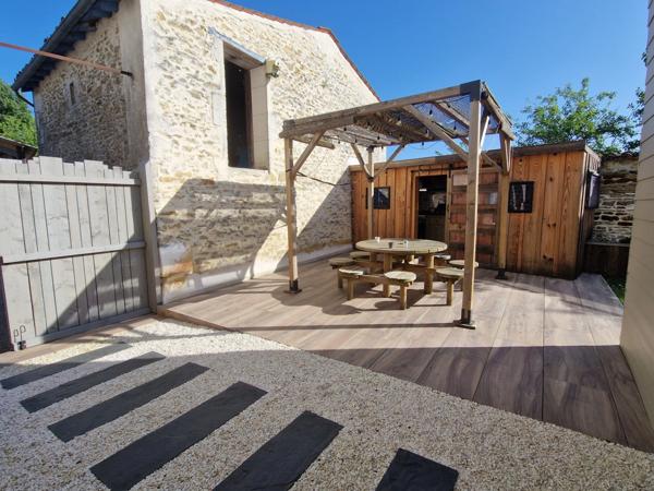 Maison à vendre 8 pièces proche de TONNAY CHARENTE (17)