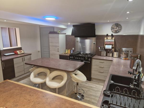 Maison à vendre 8 pièces proche de TONNAY CHARENTE (17)