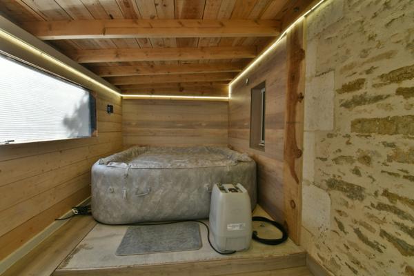 Maison à vendre 8 pièces proche de TONNAY CHARENTE (17)