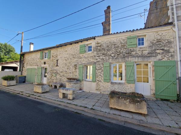 Maison à vendre 8 pièces proche de TONNAY CHARENTE (17)