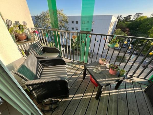 Dans une résidence récente avec ascenseur, appartement trois pièces en bon état. Pièce de vie avec cuisine, deux chambres, salle de douche et WC séparés. Balcon et pkg en sous-sol