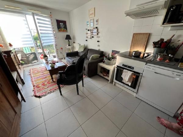 Dans une résidence récente avec ascenseur, appartement trois pièces en bon état. Pièce de vie avec cuisine, deux chambres, salle de douche et WC séparés. Balcon et pkg en sous-sol