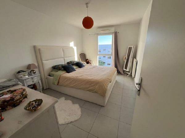 Dans une résidence récente avec ascenseur, appartement trois pièces en bon état. Pièce de vie avec cuisine, deux chambres, salle de douche et WC séparés. Balcon et pkg en sous-sol