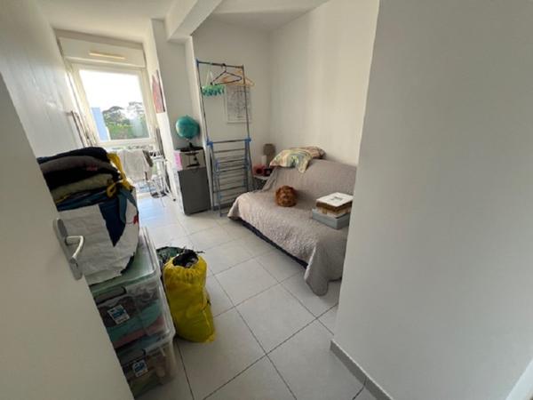 Dans une résidence récente avec ascenseur, appartement trois pièces en bon état. Pièce de vie avec cuisine, deux chambres, salle de douche et WC séparés. Balcon et pkg en sous-sol