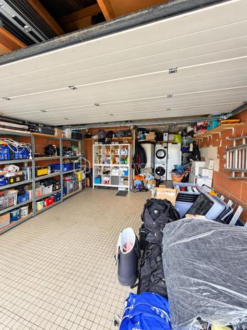 À Saint-Leu-la-Forêt (Val-d’Oise, 95), dans un quartier calme proche des commodités, à 15 minutes de la Gare, cette maison lumineuse et très bien entretenue de 146 m² se déploie sur trois niveaux, sur un terrain de 281 m². Grand double séjour ouvert sur la terrasse, quatre chambres, un bureau pouvant faire office de chambre, deux salles d’eau, climatisation intégrale et double garage composent un ensemble familial bien pensé et soigneusement aménagé.

REZ-DE-CHAUSSÉE
Le grand double séjour constitue le cœur de la maison. Lumineux et généreux en volume, il offre deux espaces distincts, l’un pour la détente, l’autre pour les repas ou la réception, et s’ouvre directement sur la terrasse et le jardin. La cuisine, semi-ouverte aménagée et équipée, reste en lien avec les pièces de vie tout en conservant son indépendance. Ce niveau dispose également de rangements dédiés, qui facilitent l’organisation du quotidien.

PREMIER ÉTAGE
Le premier étage accueille trois chambres, dotées de rangements, dont une suite parentale avec une douche spacieuse ainsi qu'un dressing, et une deuxième salle d’eau également spacieuse. Équipées de fenêtres, ces dernières bénéficient de la lumière naturelle, un confort appréciable au quotidien. Avec deux salles d’eau pour trois chambres, l’organisation du matin est facilitée pour une famille. Des rangements spécifiques complètent également ce niveau.

DEUXIÈME ÉTAGE
Le dernier niveau propose une grande chambre, pouvant aussi faire office de salle de jeux, ainsi qu’une autre grande pièce actuellement utilisée comme bureau, pouvant faire office de chambre. Cet étage offre une vraie souplesse d’usage : espace pour les enfants, chambres d’amis, télétravail au calme, en retrait des pièces de vie.

SANITAIRES ET CONFORT
La maison compte deux WC séparés. Elle est entièrement climatisée, un équipement de confort déjà en place, utile en été comme pour la régulation de la température sur l’ensemble des niveaux. Les nombreux rangements, présents dans les chambres comme dans des espaces dédiés, limitent les besoins en mobilier complémentaire.

GARAGE
Un grand garage, équipé d’une porte électrique, permet de stationner deux véhicules à l’abri et offre un volume de rangement supplémentaire, un atout appréciable dans le secteur.

EXTÉRIEUR
Le terrain de 281 m², sans vis-à-vis, offre une vraie intimité et un extérieur facile à entretenir. La terrasse, accessible depuis le double séjour, prolonge les pièces de vie et permet de profiter des beaux jours, pour les repas comme pour la détente.

ENVIRONNEMENT ET ACCÈS
Saint-Leu-la-Forêt, commune du Val-d’Oise située en lisière de la forêt de Montmorency, offre un cadre résidentiel et verdoyant tout en restant reliée à Paris. La commune dispose de commerces, d’établissements scolaires et d’une gare sur la ligne H du Transilien. La maison se situe dans un quartier calme, à proximité des commodités.

POINTS À NOTER
Cette maison très bien entretenue s’adresse aux familles recherchant du volume, quatre chambres et un bureau modulable, des équipements de confort déjà en place et un extérieur sans vis-à-vis, dans un secteur calme du Val-d’Oise proche des commodités.
Une maison familiale lumineuse de 146 m², climatisée, avec double garage et jardin sans vis-à-vis, au calme à Saint-Leu-la-Forêt.