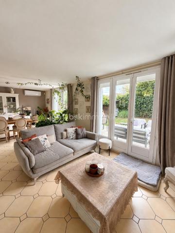 À Saint-Leu-la-Forêt (Val-d’Oise, 95), dans un quartier calme proche des commodités, à 15 minutes de la Gare, cette maison lumineuse et très bien entretenue de 146 m² se déploie sur trois niveaux, sur un terrain de 281 m². Grand double séjour ouvert sur la terrasse, quatre chambres, un bureau pouvant faire office de chambre, deux salles d’eau, climatisation intégrale et double garage composent un ensemble familial bien pensé et soigneusement aménagé.

REZ-DE-CHAUSSÉE
Le grand double séjour constitue le cœur de la maison. Lumineux et généreux en volume, il offre deux espaces distincts, l’un pour la détente, l’autre pour les repas ou la réception, et s’ouvre directement sur la terrasse et le jardin. La cuisine, semi-ouverte aménagée et équipée, reste en lien avec les pièces de vie tout en conservant son indépendance. Ce niveau dispose également de rangements dédiés, qui facilitent l’organisation du quotidien.

PREMIER ÉTAGE
Le premier étage accueille trois chambres, dotées de rangements, dont une suite parentale avec une douche spacieuse ainsi qu'un dressing, et une deuxième salle d’eau également spacieuse. Équipées de fenêtres, ces dernières bénéficient de la lumière naturelle, un confort appréciable au quotidien. Avec deux salles d’eau pour trois chambres, l’organisation du matin est facilitée pour une famille. Des rangements spécifiques complètent également ce niveau.

DEUXIÈME ÉTAGE
Le dernier niveau propose une grande chambre, pouvant aussi faire office de salle de jeux, ainsi qu’une autre grande pièce actuellement utilisée comme bureau, pouvant faire office de chambre. Cet étage offre une vraie souplesse d’usage : espace pour les enfants, chambres d’amis, télétravail au calme, en retrait des pièces de vie.

SANITAIRES ET CONFORT
La maison compte deux WC séparés. Elle est entièrement climatisée, un équipement de confort déjà en place, utile en été comme pour la régulation de la température sur l’ensemble des niveaux. Les nombreux rangements, présents dans les chambres comme dans des espaces dédiés, limitent les besoins en mobilier complémentaire.

GARAGE
Un grand garage, équipé d’une porte électrique, permet de stationner deux véhicules à l’abri et offre un volume de rangement supplémentaire, un atout appréciable dans le secteur.

EXTÉRIEUR
Le terrain de 281 m², sans vis-à-vis, offre une vraie intimité et un extérieur facile à entretenir. La terrasse, accessible depuis le double séjour, prolonge les pièces de vie et permet de profiter des beaux jours, pour les repas comme pour la détente.

ENVIRONNEMENT ET ACCÈS
Saint-Leu-la-Forêt, commune du Val-d’Oise située en lisière de la forêt de Montmorency, offre un cadre résidentiel et verdoyant tout en restant reliée à Paris. La commune dispose de commerces, d’établissements scolaires et d’une gare sur la ligne H du Transilien. La maison se situe dans un quartier calme, à proximité des commodités.

POINTS À NOTER
Cette maison très bien entretenue s’adresse aux familles recherchant du volume, quatre chambres et un bureau modulable, des équipements de confort déjà en place et un extérieur sans vis-à-vis, dans un secteur calme du Val-d’Oise proche des commodités.
Une maison familiale lumineuse de 146 m², climatisée, avec double garage et jardin sans vis-à-vis, au calme à Saint-Leu-la-Forêt.