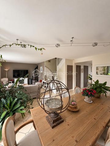 À Saint-Leu-la-Forêt (Val-d’Oise, 95), dans un quartier calme proche des commodités, à 15 minutes de la Gare, cette maison lumineuse et très bien entretenue de 146 m² se déploie sur trois niveaux, sur un terrain de 281 m². Grand double séjour ouvert sur la terrasse, quatre chambres, un bureau pouvant faire office de chambre, deux salles d’eau, climatisation intégrale et double garage composent un ensemble familial bien pensé et soigneusement aménagé.

REZ-DE-CHAUSSÉE
Le grand double séjour constitue le cœur de la maison. Lumineux et généreux en volume, il offre deux espaces distincts, l’un pour la détente, l’autre pour les repas ou la réception, et s’ouvre directement sur la terrasse et le jardin. La cuisine, semi-ouverte aménagée et équipée, reste en lien avec les pièces de vie tout en conservant son indépendance. Ce niveau dispose également de rangements dédiés, qui facilitent l’organisation du quotidien.

PREMIER ÉTAGE
Le premier étage accueille trois chambres, dotées de rangements, dont une suite parentale avec une douche spacieuse ainsi qu'un dressing, et une deuxième salle d’eau également spacieuse. Équipées de fenêtres, ces dernières bénéficient de la lumière naturelle, un confort appréciable au quotidien. Avec deux salles d’eau pour trois chambres, l’organisation du matin est facilitée pour une famille. Des rangements spécifiques complètent également ce niveau.

DEUXIÈME ÉTAGE
Le dernier niveau propose une grande chambre, pouvant aussi faire office de salle de jeux, ainsi qu’une autre grande pièce actuellement utilisée comme bureau, pouvant faire office de chambre. Cet étage offre une vraie souplesse d’usage : espace pour les enfants, chambres d’amis, télétravail au calme, en retrait des pièces de vie.

SANITAIRES ET CONFORT
La maison compte deux WC séparés. Elle est entièrement climatisée, un équipement de confort déjà en place, utile en été comme pour la régulation de la température sur l’ensemble des niveaux. Les nombreux rangements, présents dans les chambres comme dans des espaces dédiés, limitent les besoins en mobilier complémentaire.

GARAGE
Un grand garage, équipé d’une porte électrique, permet de stationner deux véhicules à l’abri et offre un volume de rangement supplémentaire, un atout appréciable dans le secteur.

EXTÉRIEUR
Le terrain de 281 m², sans vis-à-vis, offre une vraie intimité et un extérieur facile à entretenir. La terrasse, accessible depuis le double séjour, prolonge les pièces de vie et permet de profiter des beaux jours, pour les repas comme pour la détente.

ENVIRONNEMENT ET ACCÈS
Saint-Leu-la-Forêt, commune du Val-d’Oise située en lisière de la forêt de Montmorency, offre un cadre résidentiel et verdoyant tout en restant reliée à Paris. La commune dispose de commerces, d’établissements scolaires et d’une gare sur la ligne H du Transilien. La maison se situe dans un quartier calme, à proximité des commodités.

POINTS À NOTER
Cette maison très bien entretenue s’adresse aux familles recherchant du volume, quatre chambres et un bureau modulable, des équipements de confort déjà en place et un extérieur sans vis-à-vis, dans un secteur calme du Val-d’Oise proche des commodités.
Une maison familiale lumineuse de 146 m², climatisée, avec double garage et jardin sans vis-à-vis, au calme à Saint-Leu-la-Forêt.