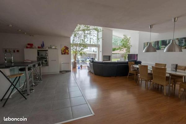 PISCINE ET GRANDE PROPRIETE PLAIN PIED SIMILAIRE A UN LOFT