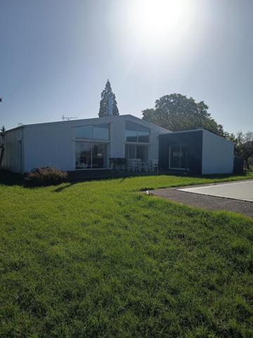 PISCINE ET GRANDE PROPRIETE PLAIN PIED SIMILAIRE A UN LOFT