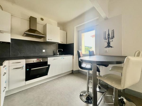 Quartier Saint Laurent, proche commerces, 3 pièces, cuisine équipé.