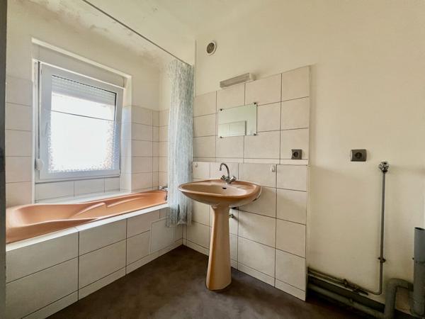 Quartier Saint Laurent, proche commerces, 3 pièces, cuisine équipé.