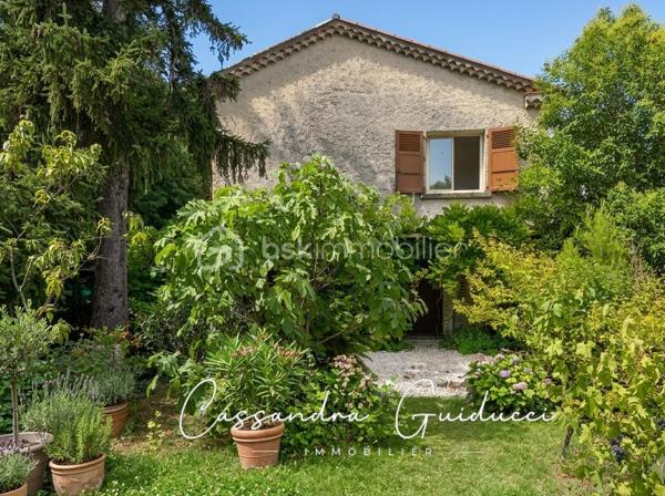 Spacieuse maison familiale à Brignoles : volumes, jardin et potentiel locatif indépendant

Édifiée sur une belle parcelle de 508 m² à Brignoles, cette maison individuelle de 112 m² séduit immédiatement par sa générosité, sa luminosité et son incroyable polyvalence. 
Conciliant parfaitement confort familial et opportunité d'investissement, elle offre un cadre de vie doux et fonctionnel au cœur de la Provence.  
L'habitation principale, située à l'étage, offre une belle structure traversante et baignée de lumière. Vous y découvrirez un séjour de plus de 27 m² s'ouvrant sur un balcon orienté plein sud, une cuisine séparée, ainsi que trois véritables chambres et une salle d'eau.

Le rez-de-chaussée constitue l'un des atouts majeurs du bien : un espace d'environ 33 m² à réaménager pour créer un appartement T2 totalement indépendant. 
Déjà distribué avec son entrée, son séjour, sa cuisine, sa chambre et sa salle d'eau, ce rez-de-jardin offre des perspectives très intéressantes. Un garage de 48 m2 y est attenant.

Il sera parfait pour accueillir un proche en toute autonomie, installer un espace de télétravail/activité libérale, ou générer un revenu locatif régulier permettant d'amortir votre achat.