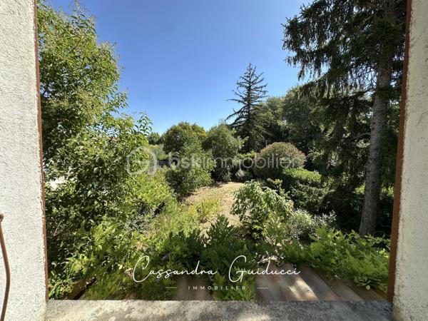 Spacieuse maison familiale à Brignoles : volumes, jardin et potentiel locatif indépendant

Édifiée sur une belle parcelle de 508 m² à Brignoles, cette maison individuelle de 112 m² séduit immédiatement par sa générosité, sa luminosité et son incroyable polyvalence. 
Conciliant parfaitement confort familial et opportunité d'investissement, elle offre un cadre de vie doux et fonctionnel au cœur de la Provence.  
L'habitation principale, située à l'étage, offre une belle structure traversante et baignée de lumière. Vous y découvrirez un séjour de plus de 27 m² s'ouvrant sur un balcon orienté plein sud, une cuisine séparée, ainsi que trois véritables chambres et une salle d'eau.

Le rez-de-chaussée constitue l'un des atouts majeurs du bien : un espace d'environ 33 m² à réaménager pour créer un appartement T2 totalement indépendant. 
Déjà distribué avec son entrée, son séjour, sa cuisine, sa chambre et sa salle d'eau, ce rez-de-jardin offre des perspectives très intéressantes. Un garage de 48 m2 y est attenant.

Il sera parfait pour accueillir un proche en toute autonomie, installer un espace de télétravail/activité libérale, ou générer un revenu locatif régulier permettant d'amortir votre achat.