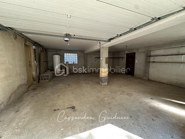 Spacieuse maison familiale à Brignoles : volumes, jardin et potentiel locatif indépendant

Édifiée sur une belle parcelle de 508 m² à Brignoles, cette maison individuelle de 112 m² séduit immédiatement par sa générosité, sa luminosité et son incroyable polyvalence. 
Conciliant parfaitement confort familial et opportunité d'investissement, elle offre un cadre de vie doux et fonctionnel au cœur de la Provence.  
L'habitation principale, située à l'étage, offre une belle structure traversante et baignée de lumière. Vous y découvrirez un séjour de plus de 27 m² s'ouvrant sur un balcon orienté plein sud, une cuisine séparée, ainsi que trois véritables chambres et une salle d'eau.

Le rez-de-chaussée constitue l'un des atouts majeurs du bien : un espace d'environ 33 m² à réaménager pour créer un appartement T2 totalement indépendant. 
Déjà distribué avec son entrée, son séjour, sa cuisine, sa chambre et sa salle d'eau, ce rez-de-jardin offre des perspectives très intéressantes. Un garage de 48 m2 y est attenant.

Il sera parfait pour accueillir un proche en toute autonomie, installer un espace de télétravail/activité libérale, ou générer un revenu locatif régulier permettant d'amortir votre achat.