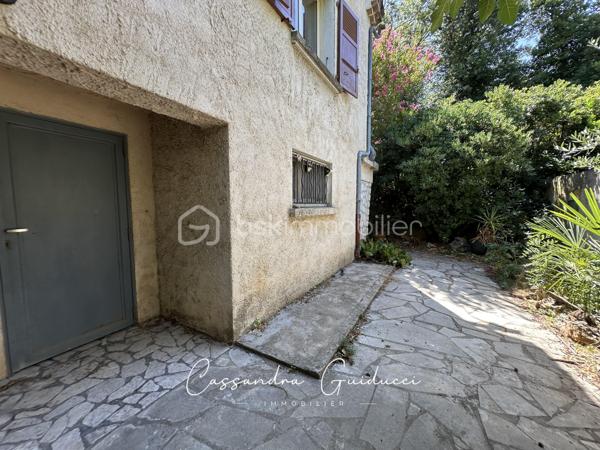 Spacieuse maison familiale à Brignoles : volumes, jardin et potentiel locatif indépendant

Édifiée sur une belle parcelle de 508 m² à Brignoles, cette maison individuelle de 112 m² séduit immédiatement par sa générosité, sa luminosité et son incroyable polyvalence. 
Conciliant parfaitement confort familial et opportunité d'investissement, elle offre un cadre de vie doux et fonctionnel au cœur de la Provence.  
L'habitation principale, située à l'étage, offre une belle structure traversante et baignée de lumière. Vous y découvrirez un séjour de plus de 27 m² s'ouvrant sur un balcon orienté plein sud, une cuisine séparée, ainsi que trois véritables chambres et une salle d'eau.

Le rez-de-chaussée constitue l'un des atouts majeurs du bien : un espace d'environ 33 m² à réaménager pour créer un appartement T2 totalement indépendant. 
Déjà distribué avec son entrée, son séjour, sa cuisine, sa chambre et sa salle d'eau, ce rez-de-jardin offre des perspectives très intéressantes. Un garage de 48 m2 y est attenant.

Il sera parfait pour accueillir un proche en toute autonomie, installer un espace de télétravail/activité libérale, ou générer un revenu locatif régulier permettant d'amortir votre achat.