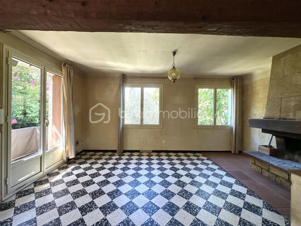 Spacieuse maison familiale à Brignoles : volumes, jardin et potentiel locatif indépendant

Édifiée sur une belle parcelle de 508 m² à Brignoles, cette maison individuelle de 112 m² séduit immédiatement par sa générosité, sa luminosité et son incroyable polyvalence. 
Conciliant parfaitement confort familial et opportunité d'investissement, elle offre un cadre de vie doux et fonctionnel au cœur de la Provence.  
L'habitation principale, située à l'étage, offre une belle structure traversante et baignée de lumière. Vous y découvrirez un séjour de plus de 27 m² s'ouvrant sur un balcon orienté plein sud, une cuisine séparée, ainsi que trois véritables chambres et une salle d'eau.

Le rez-de-chaussée constitue l'un des atouts majeurs du bien : un espace d'environ 33 m² à réaménager pour créer un appartement T2 totalement indépendant. 
Déjà distribué avec son entrée, son séjour, sa cuisine, sa chambre et sa salle d'eau, ce rez-de-jardin offre des perspectives très intéressantes. Un garage de 48 m2 y est attenant.

Il sera parfait pour accueillir un proche en toute autonomie, installer un espace de télétravail/activité libérale, ou générer un revenu locatif régulier permettant d'amortir votre achat.