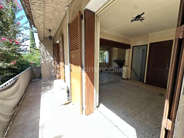Spacieuse maison familiale à Brignoles : volumes, jardin et potentiel locatif indépendant

Édifiée sur une belle parcelle de 508 m² à Brignoles, cette maison individuelle de 112 m² séduit immédiatement par sa générosité, sa luminosité et son incroyable polyvalence. 
Conciliant parfaitement confort familial et opportunité d'investissement, elle offre un cadre de vie doux et fonctionnel au cœur de la Provence.  
L'habitation principale, située à l'étage, offre une belle structure traversante et baignée de lumière. Vous y découvrirez un séjour de plus de 27 m² s'ouvrant sur un balcon orienté plein sud, une cuisine séparée, ainsi que trois véritables chambres et une salle d'eau.

Le rez-de-chaussée constitue l'un des atouts majeurs du bien : un espace d'environ 33 m² à réaménager pour créer un appartement T2 totalement indépendant. 
Déjà distribué avec son entrée, son séjour, sa cuisine, sa chambre et sa salle d'eau, ce rez-de-jardin offre des perspectives très intéressantes. Un garage de 48 m2 y est attenant.

Il sera parfait pour accueillir un proche en toute autonomie, installer un espace de télétravail/activité libérale, ou générer un revenu locatif régulier permettant d'amortir votre achat.